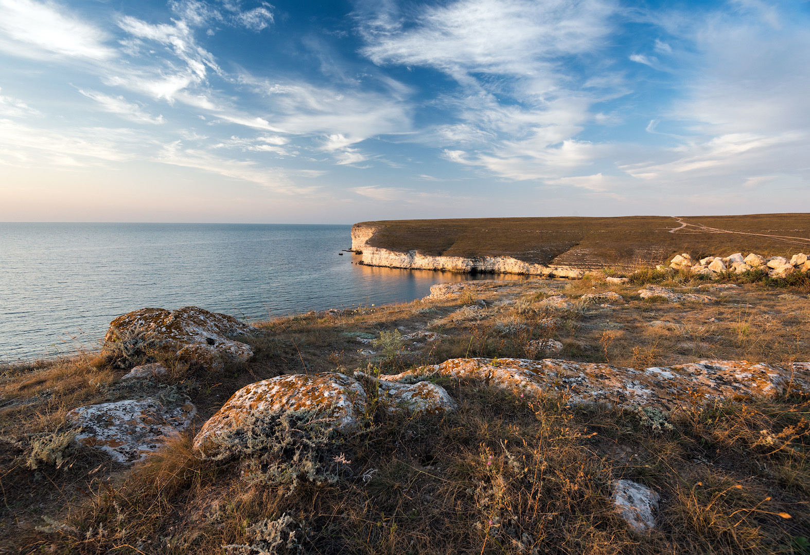 Мыс Тарханкут — самая западная точка Крымского полуострова, здесь расположен старинный маяк. Фото: Андрей Гусаченко, участник фотоконкурса РГО 