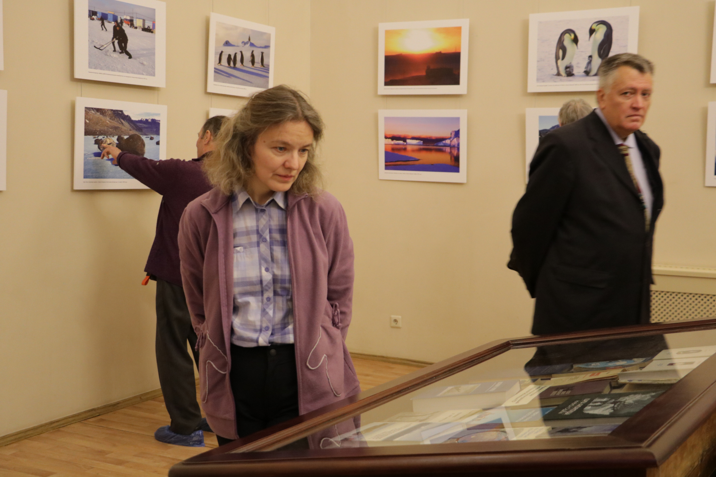 Помимо фотографий на выставке представлены книги об Антарктиде из фондов Научной библиотеки РГО. Фото: Татьяна Николаева 