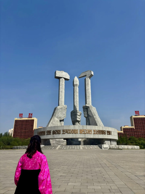 Монумент основания Трудовой партии Кореи, расположенный в Пхеньяне. Фото предоставлено Наталией Беляковой