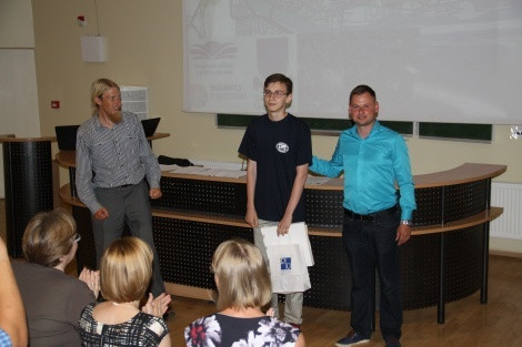 The absolute winner of the tournament BaltGeo-2016 Oleg Zhelezniy is being handed the diploma by Gatis Khampernovs 