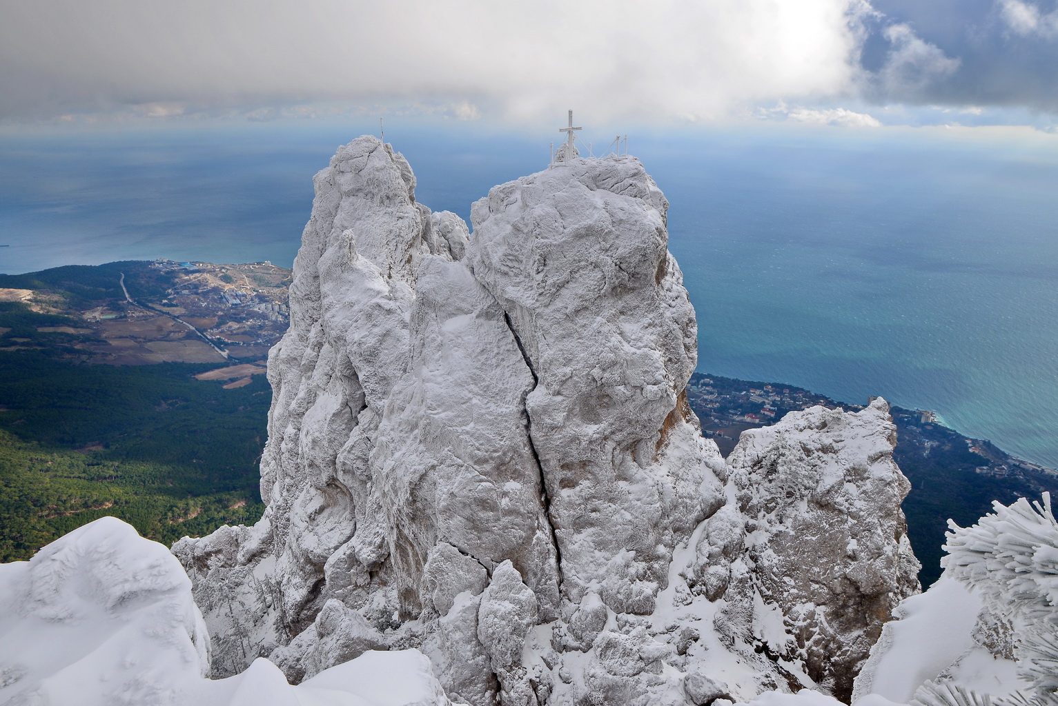 Ай-Петри в снегу: фоторепортаж с одной из самых живописных гор Крыма -  Новости РГО