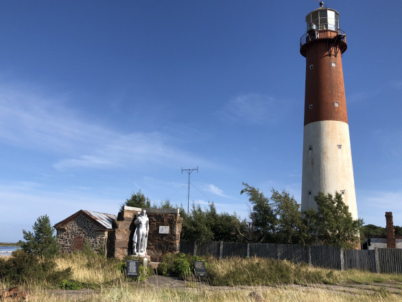 Маяк острова Сескар и памятник защитникам Балтики. Фото: Екатерина Хуторская
