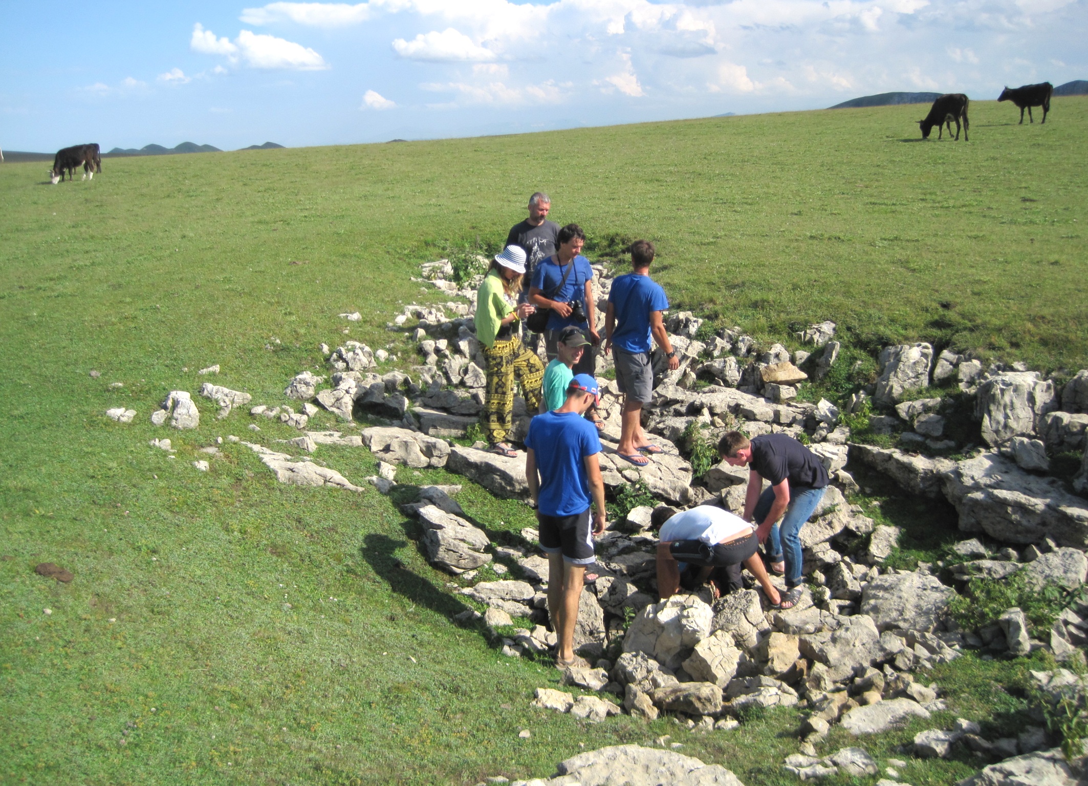 Раскопка входа в карстовую полость на плато Аракмеэр. Фото предоставлено Дагестанским республиканским отделением РГО