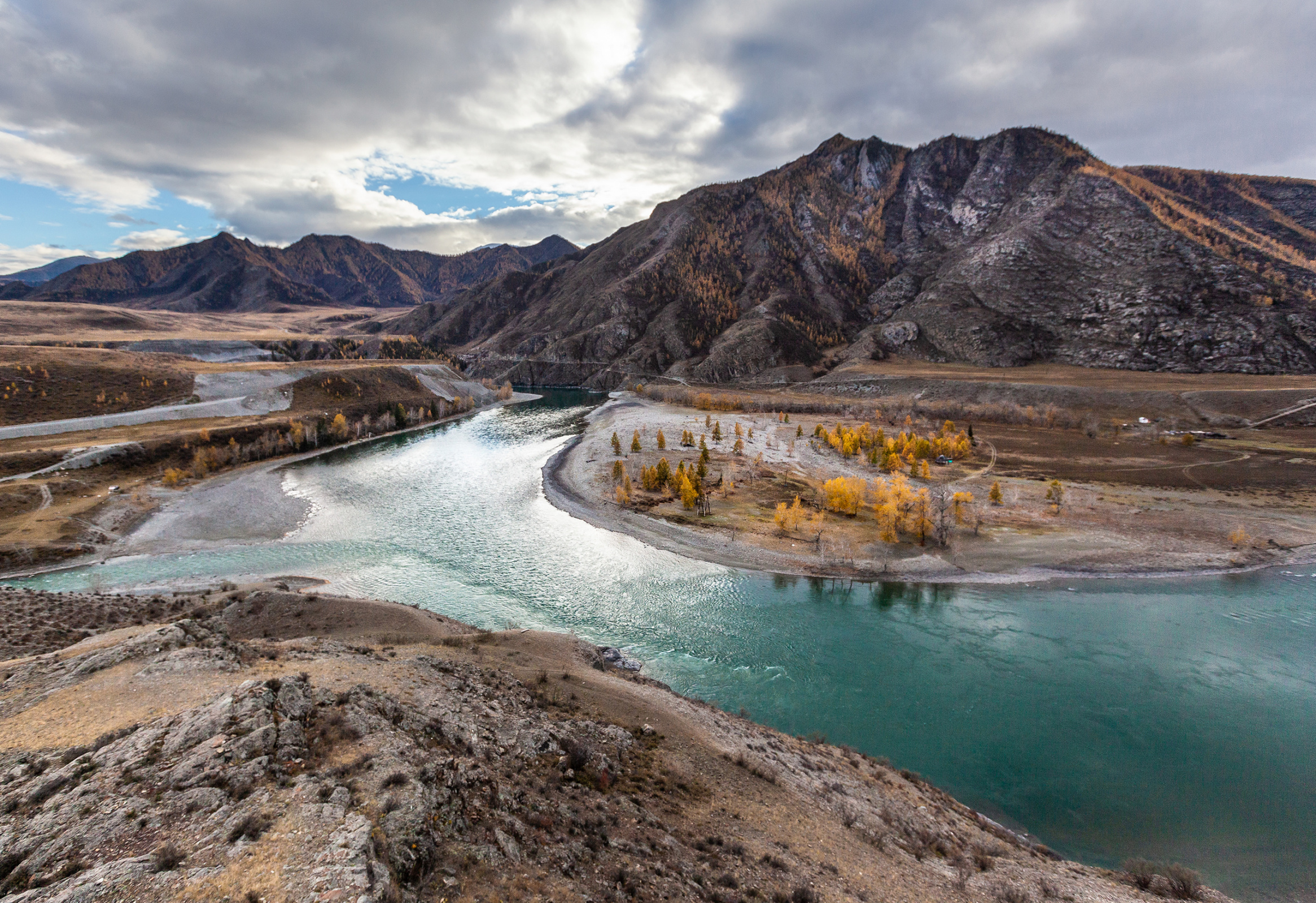 Красивый цвет воде придают зеленокаменные песчаники. Фото: Екатерина Цветкова, участница фотоконкурса РГО 