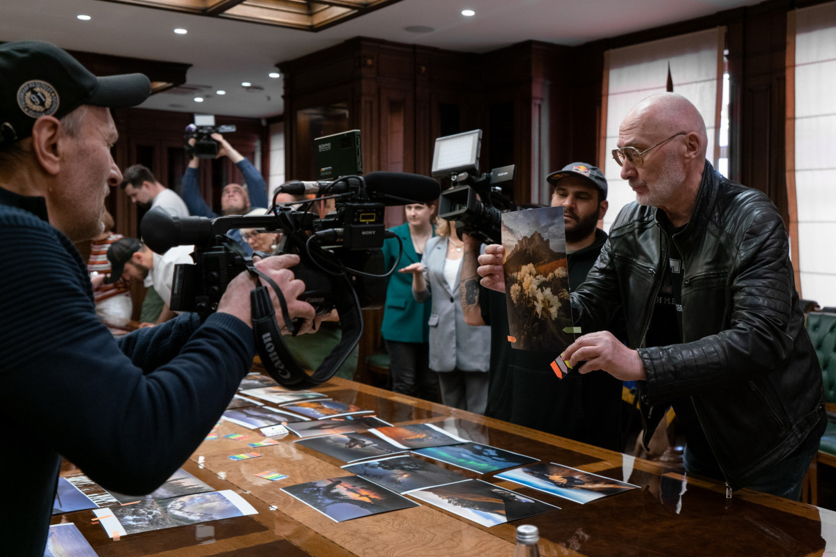 Photographer Yuri Trubnikov shows the press a contest work that attracted his attention. Photo: Anna Yurgenson / RGS press service