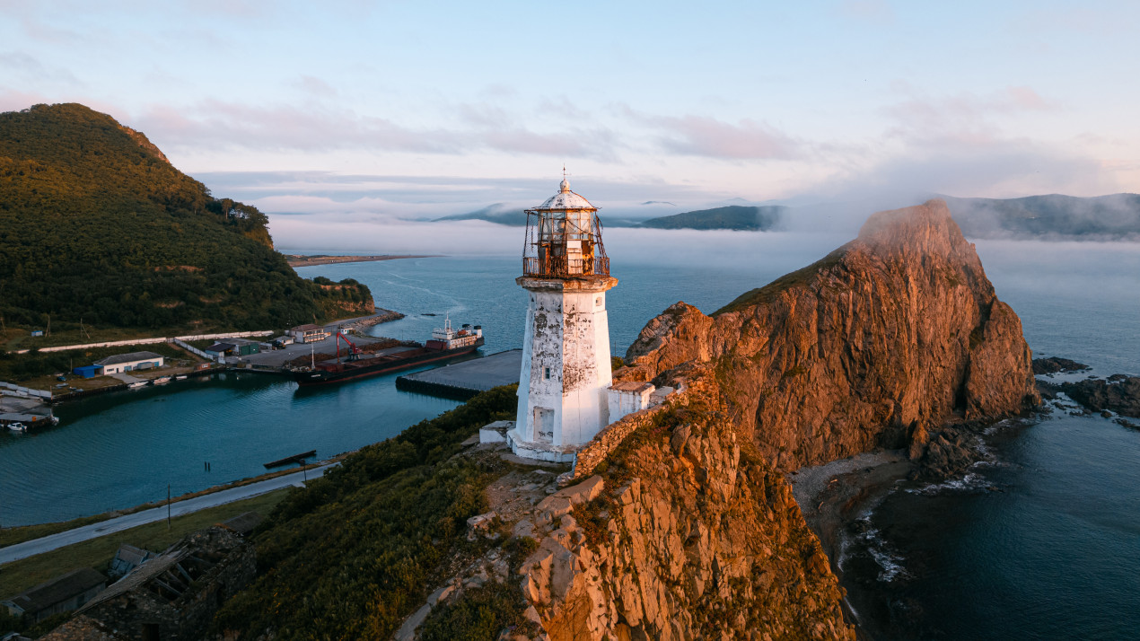 Рассвет на маяке Рудный. Фото: Иван Зайцев, участник конкурса РГО «Самая красивая страна»
