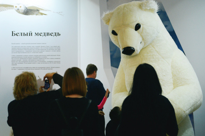 Белый медведь приветствует гостей. Фото: Николай Разуваев
