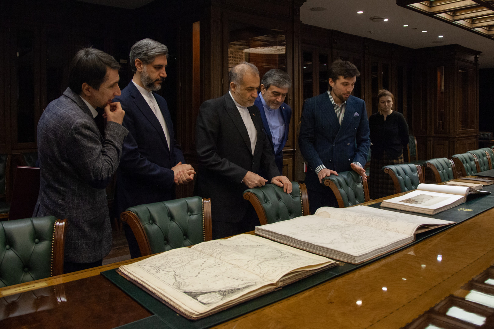 Илья Гуров знакомит почетных гостей с материалами из фондов Русского географического общества. Фото: Анна Юргенсон / пресс-служба РГО