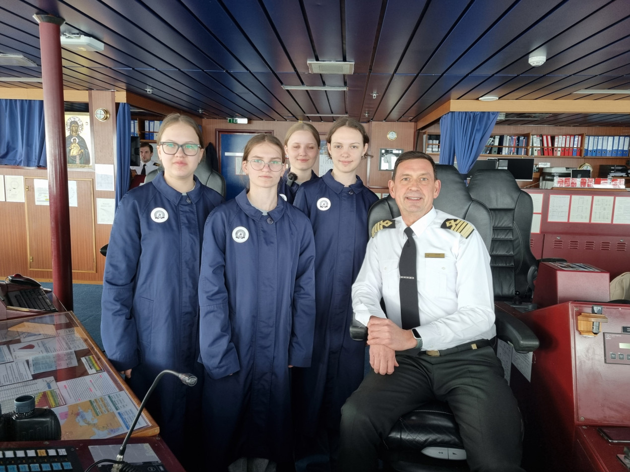 With the captain of the cruise ship. Photo: Krasnodar Regional Branch of the RGS