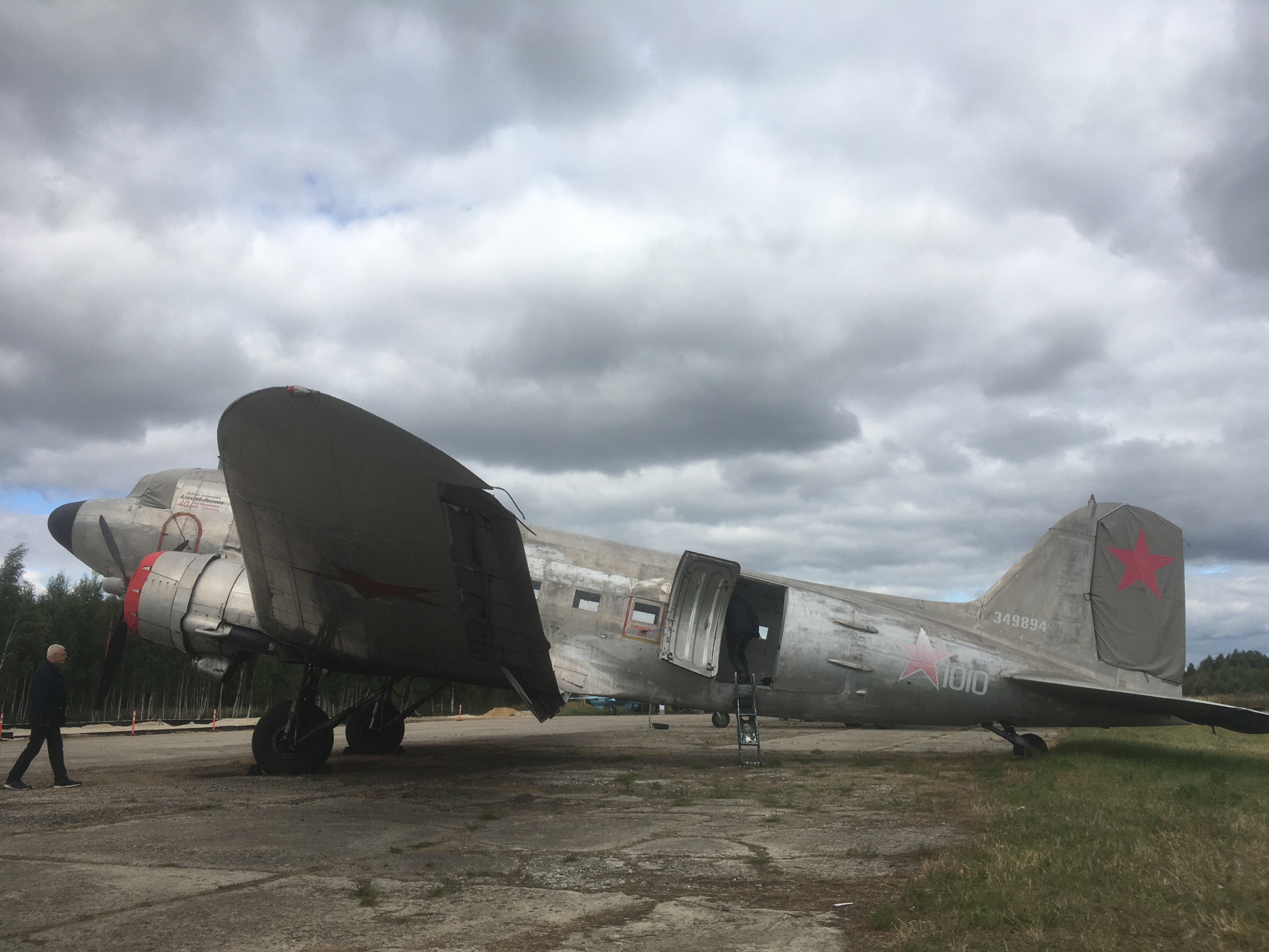 Один из сохранившихся со времён войны С-47. Аэродром Орешково, Калужская область. Фото: Евгений Лоснов 