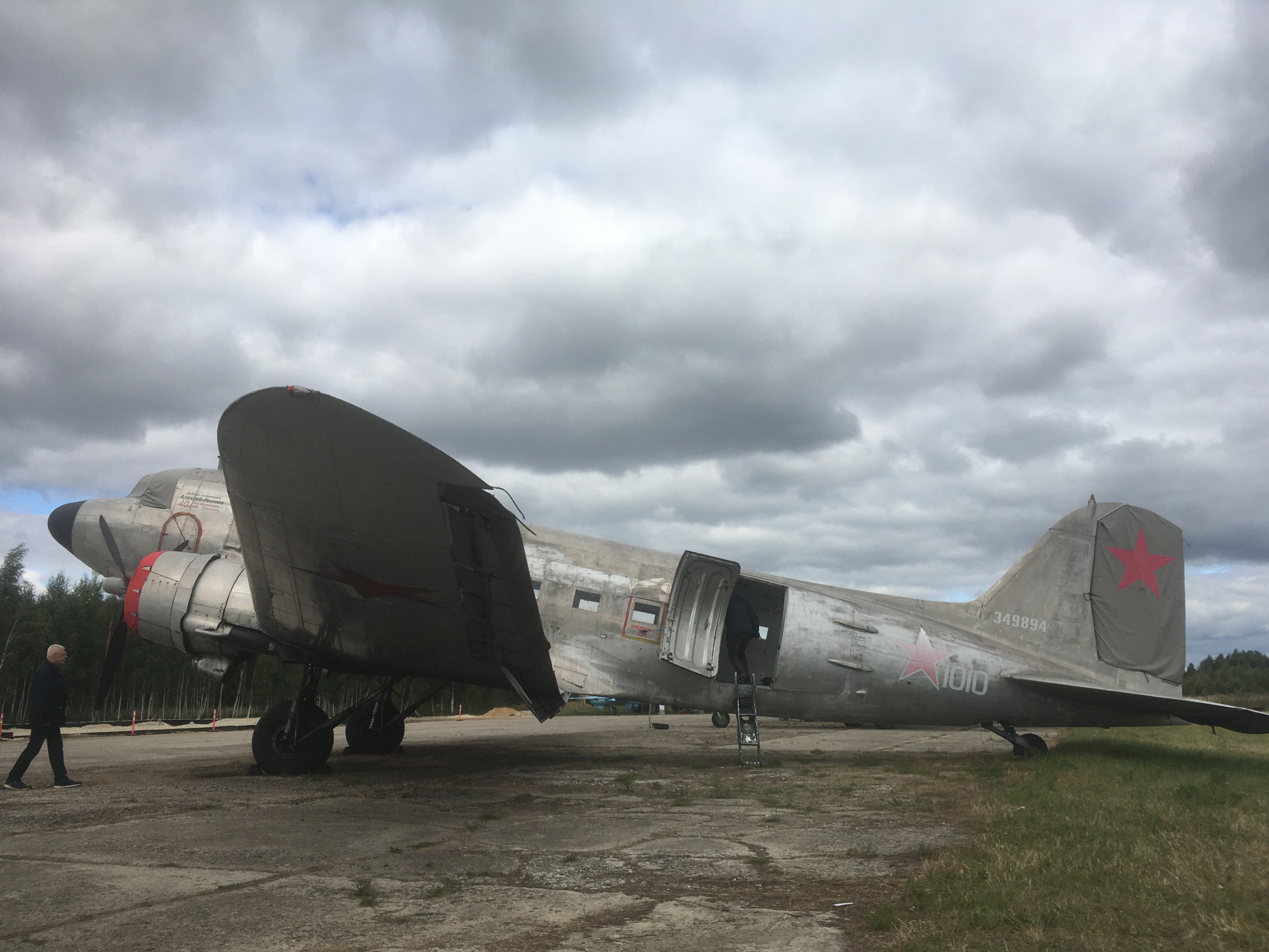 Один из сохранившихся со времён войны С-47. Аэродром Орешково, Калужская область. Фото: Евгений Лоснов