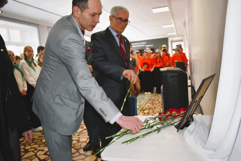 Церемония открытия памятной таблички РГО в честь Ивана Дубанова. Фото: пресс-служба школы №38 города Чебоксары