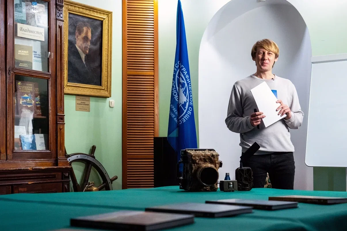 The master class is being conducted by Yuri Smityuk. Photo: RGS press service