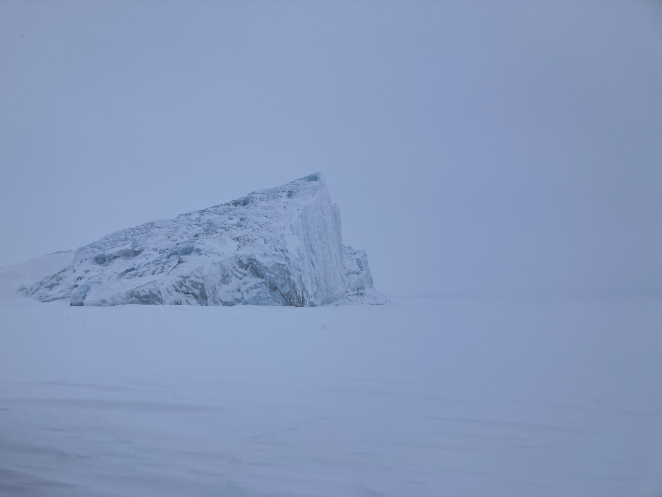 Айсберг в бухте Северная. Фото: Руслан Жостков 