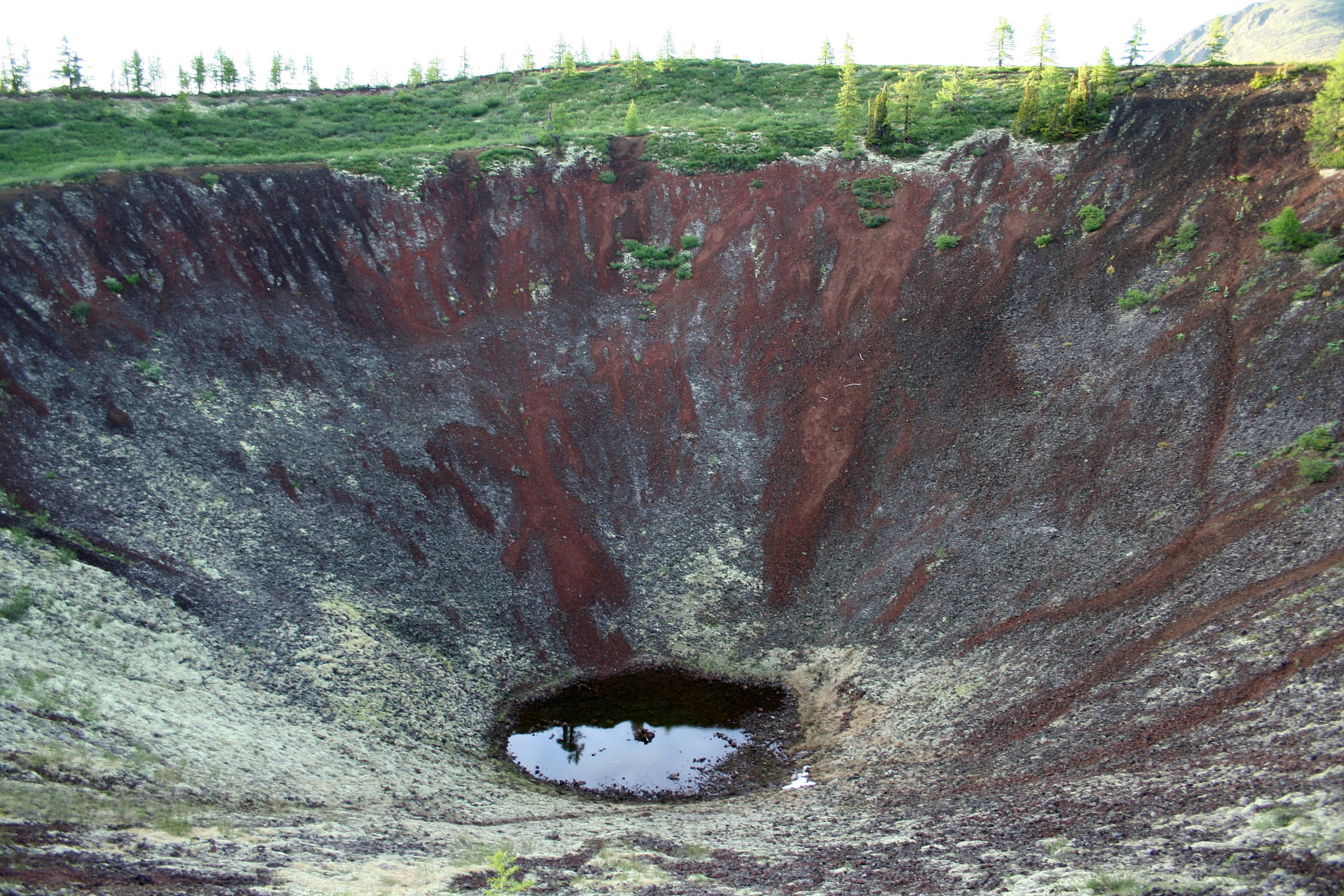 Кратер вулкана Перетолчина. Фото: Владимир Горбатовский