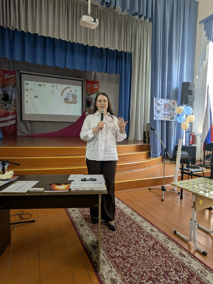 Председатель местного отделения Ирина Дегтярева рассказывает о деятельности Русского географического общества. Фото: Шадринское местное отделение РГО