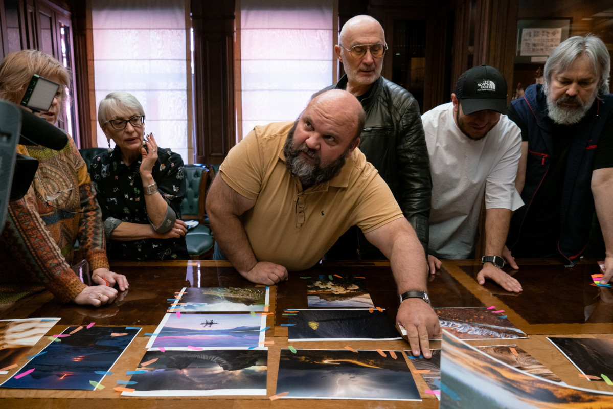 Photographer Andrey Gudkov justifies his point of view. Photo: Anna Yurgenson / RGS press service