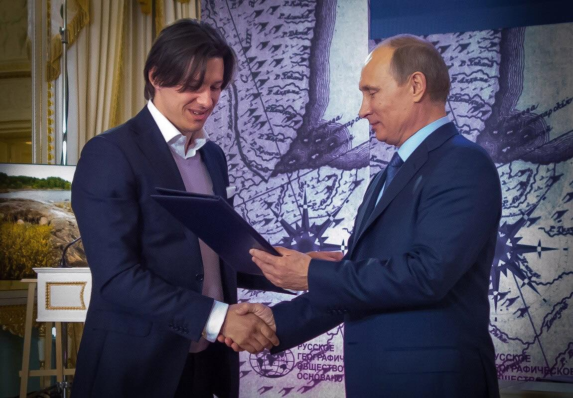Председатель Попечительского Совета РГО Владимир Путин вручает Сергею Семёнову грант РГО на выполнение проекта AirPano в 2013 году. Фото предоставлено Сергеем Семёновым