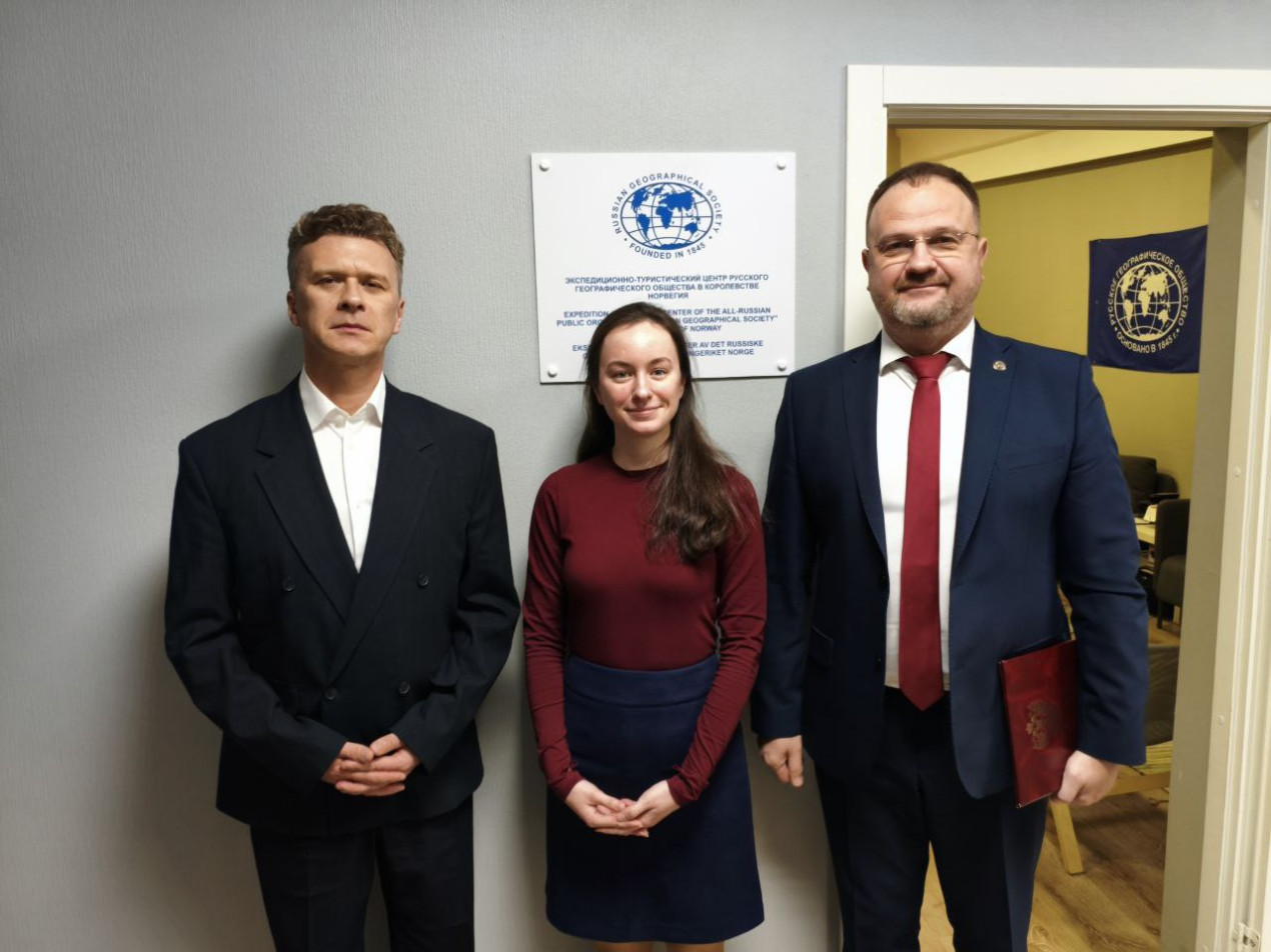 Слева направо: Ильдар Неверов, генеральный директор государственного треста «Арктикуголь», Дарья Слюняева, руководитель Экспедиционно-туристического центра РГО в Королевстве Норвегия, Андрей Чемерило, генеральный консул Российской Федерации на архипелаге Шпицберген. Фото предоставлено организаторами мероприятия