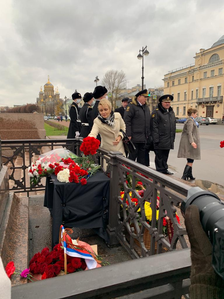 Возложение цветов к памятнику И.Ф. Крузенштерну. Фото предоставлено организаторами мероприятия.