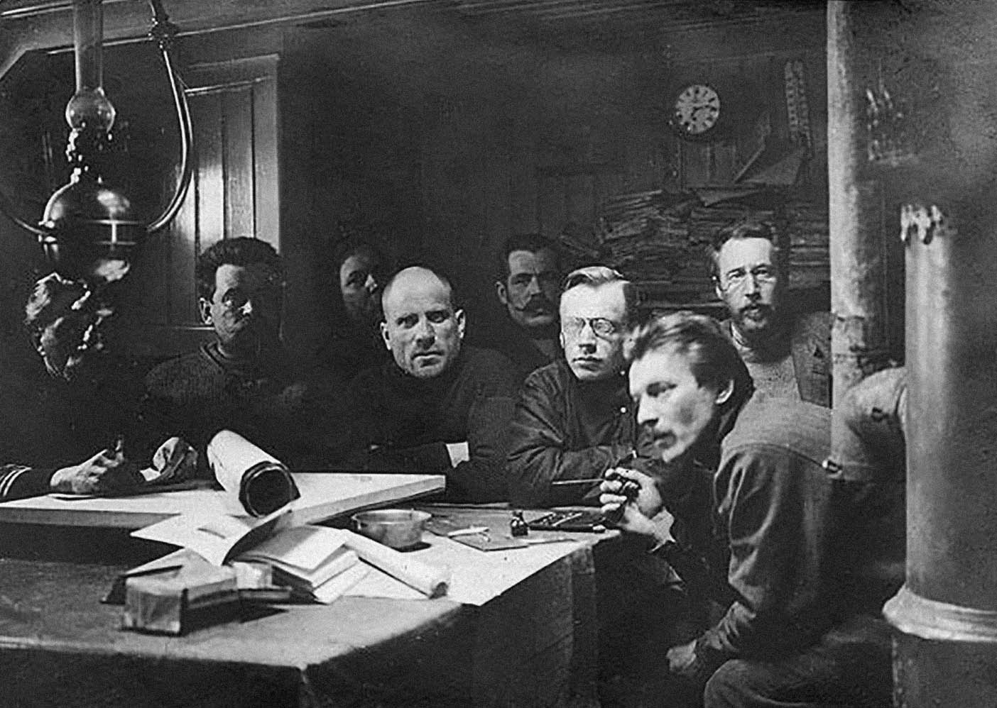 Экспедиция Георгия Седова, в кают-компании 