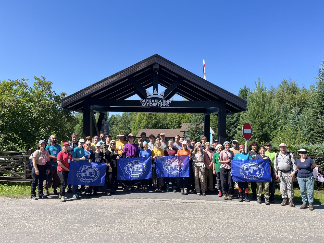 Schoolchildren and teachers at the gates of the Baikal Nature Reserve. Photo provided by the expedition members