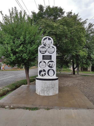 Памятный знак на месте Майкопского кургана. Фото: Авторство: CC BY-SA 4.0, ALDOR46, https://commons.wikimedia.org/w/index.php?curid=72512299