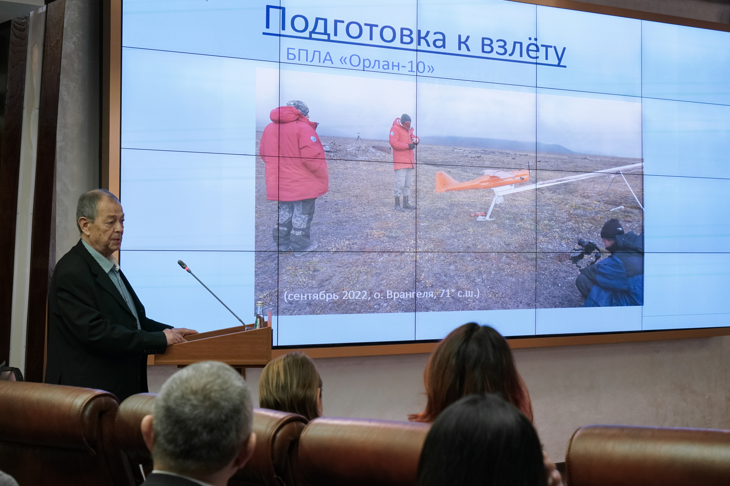 Запуск беспилотника, с помощью которого вёлся подсчёт медведей. Фото: пресс-служба РГО / Анна Юргенсон