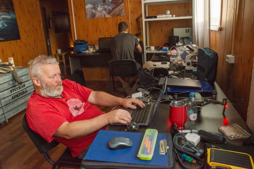 Научная лаборатория РГО на острове Земля Александры архипелага Земля Франца-Иосифа. Фото: Вадим Штрик / GeoPhoto