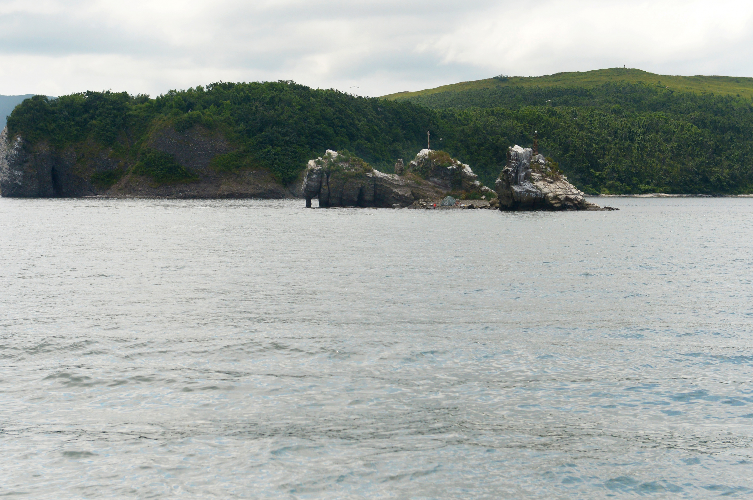 Остров из двух скал и перешейка стоит на западной границе пролива Босфор-Восточный. Фото: Юлия Гопиус