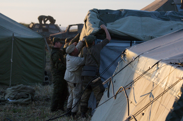 Общими усилиями участников экспедиции устанавливается медицинская палатка