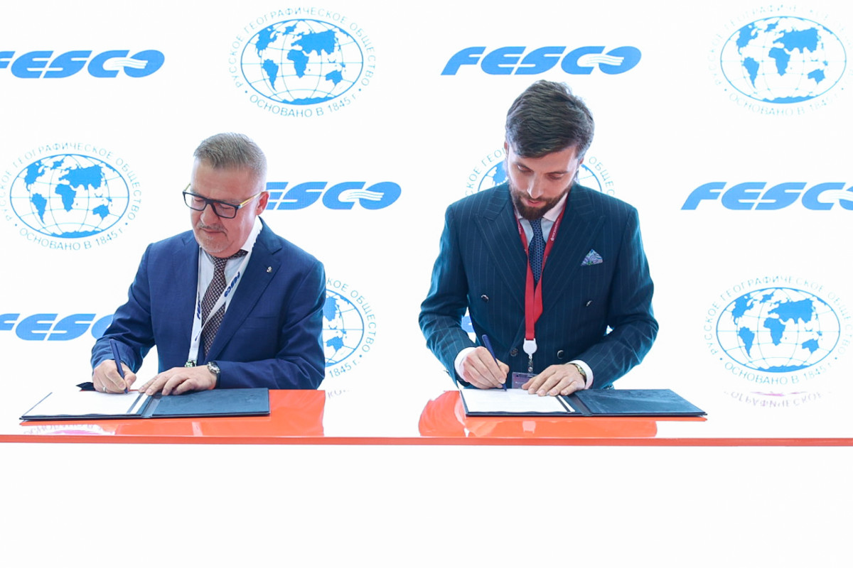 Сергей Сидоров и Илья Гуров подписывают соглашение. Фото: пресс-служба Fesco