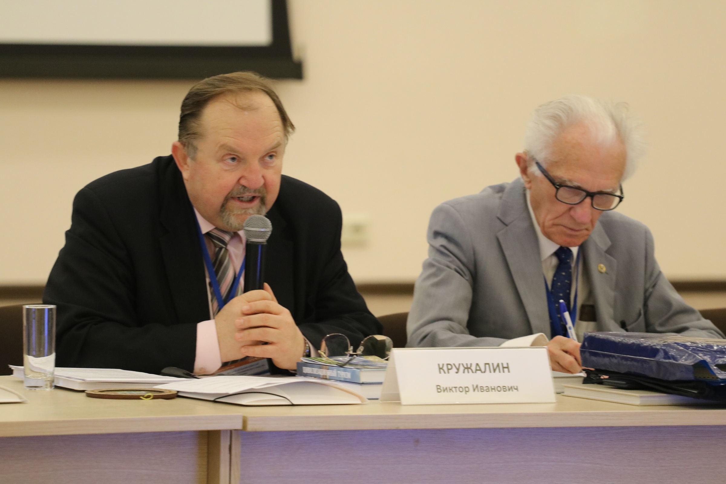 Заместитель Председателя Комиссии профессор Виктор Кружалин и Председатель Комиссии академик Владимир Котляков. Фото предоставлено пресс-службой парка