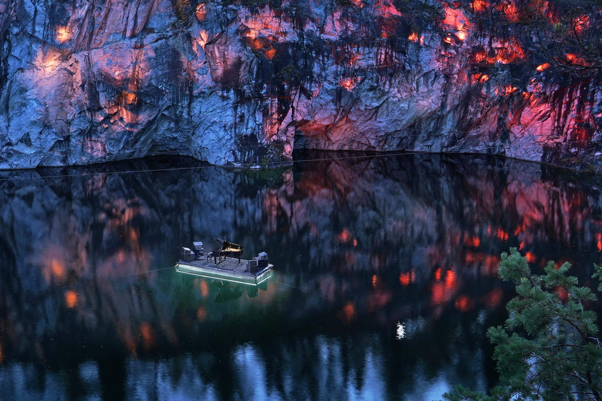 Рояль в каньоне. Фото: https://vk.com/ruskealapark