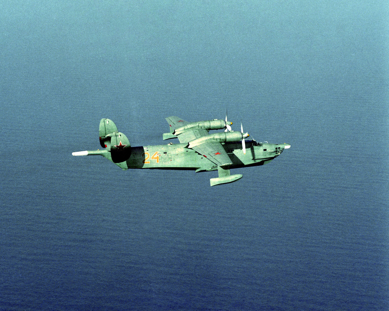 Бе-12 морской авиации ВМФ СССР,  1990 г. Возможно, такие гидросамолеты садились в бухте Броутона. Фото: Википедия
