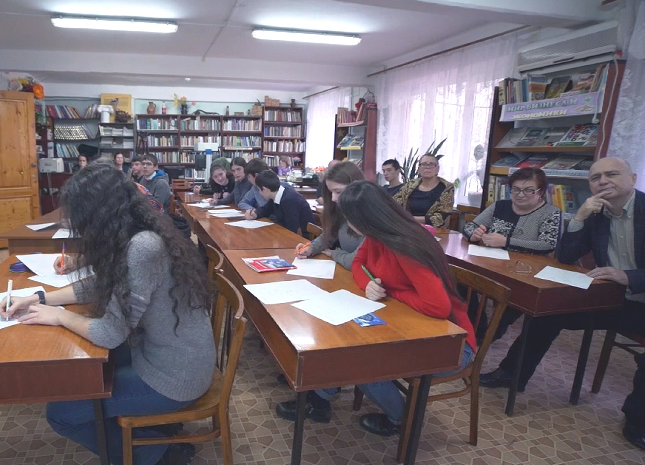 Написание диктанта. Фото предоставлено Дагестанским республиканским отделением РГО