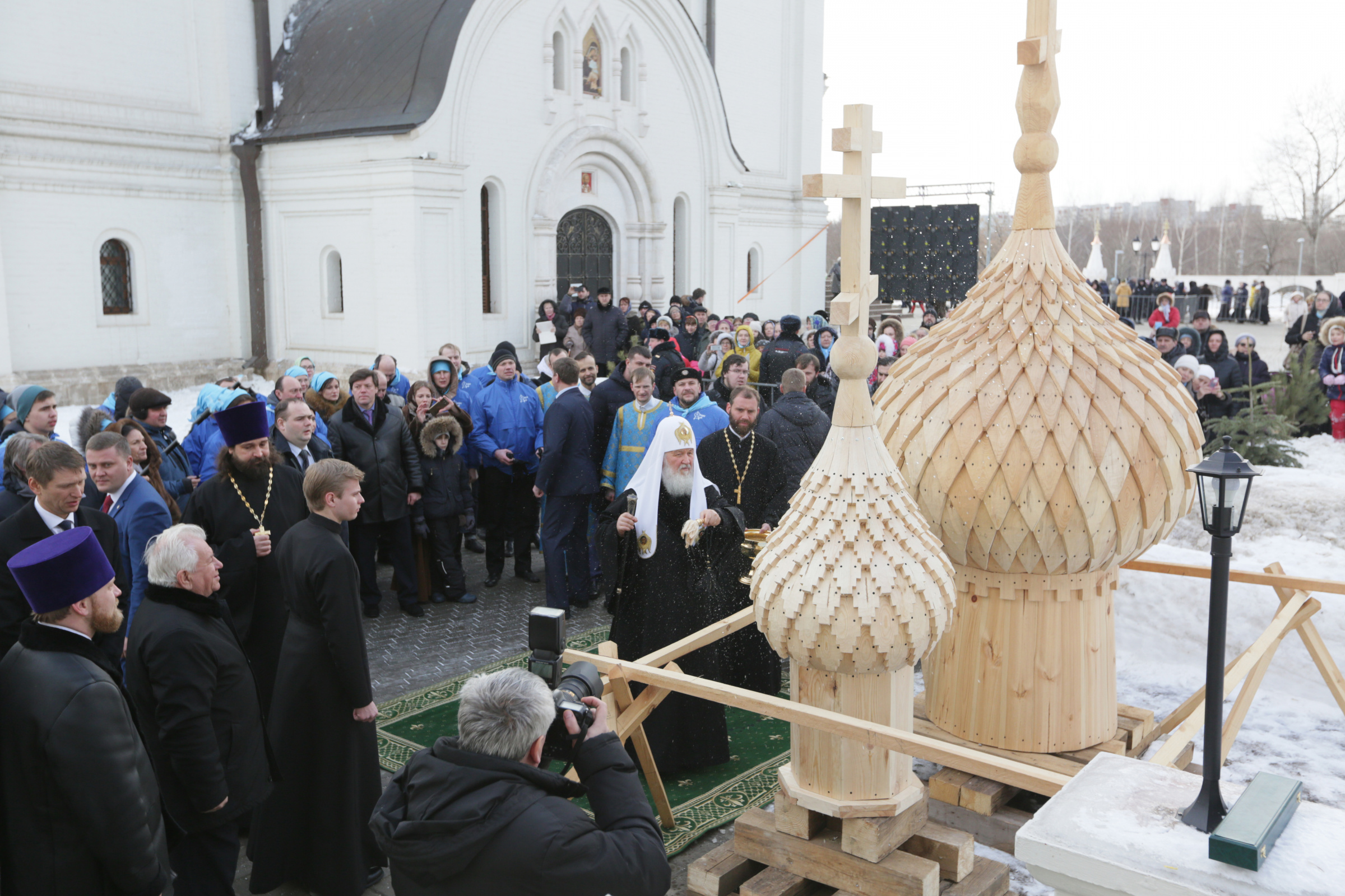 Главки для северных храмов делают учащиеся московской школы плотников. Фото предоставлено проектом 