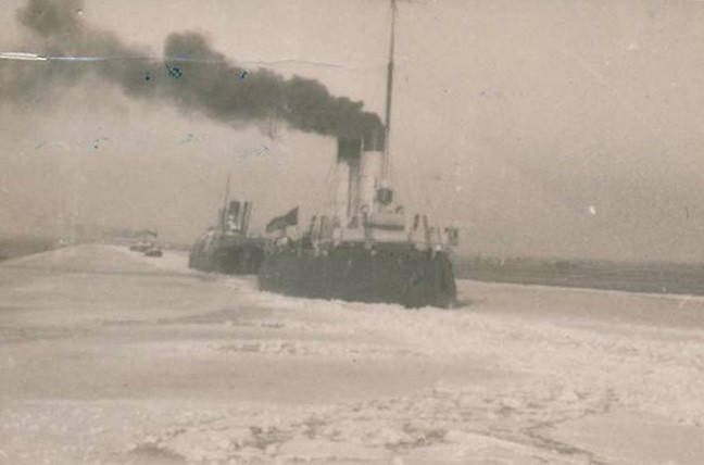 "Ермак" ведёт караван судов во льдах Финского залива. Фото: https://goskatalog.ru