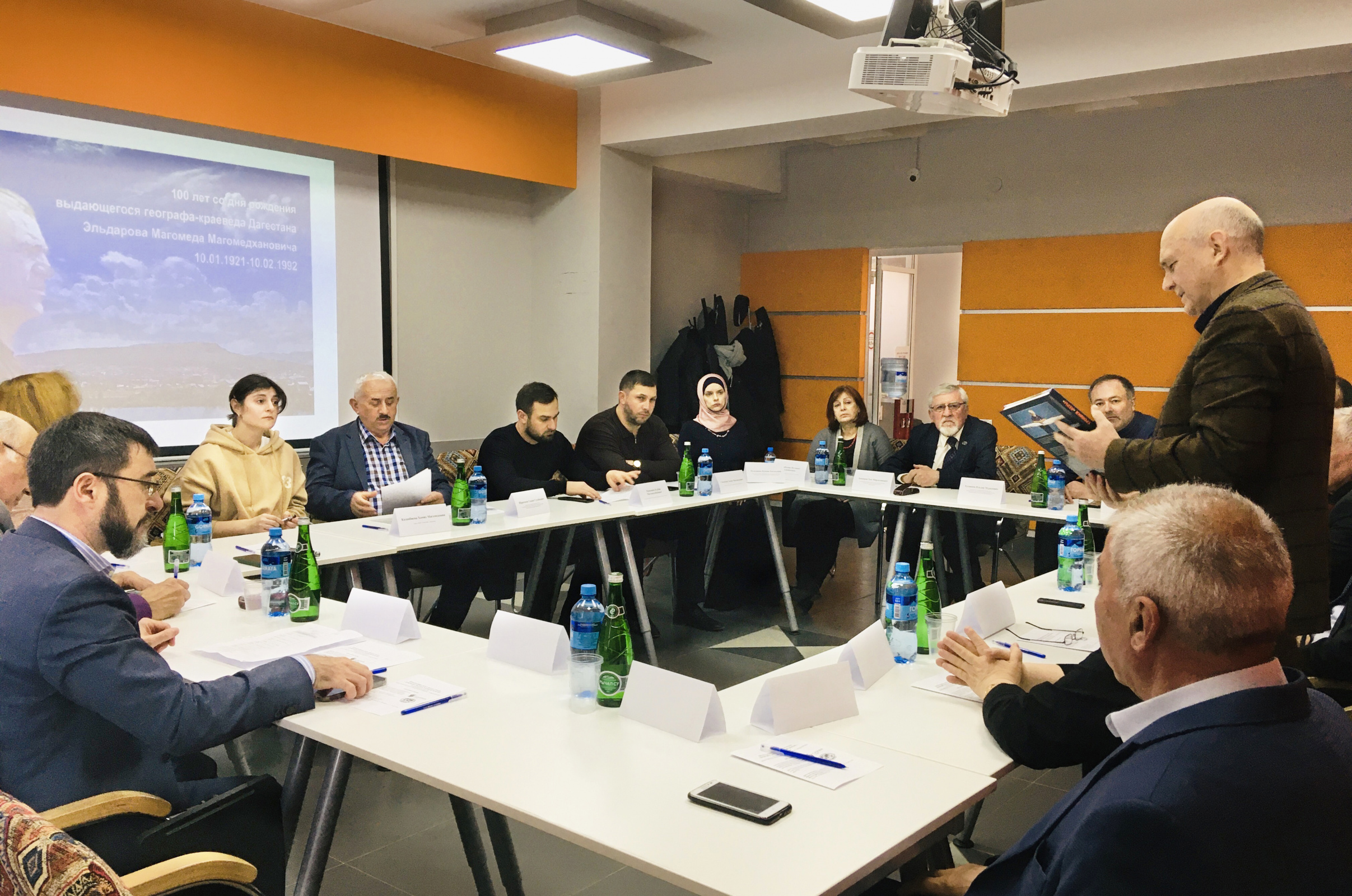 Выступление председателя Дагестанского отделения РГО Эльдара Эльдарова. Фото предоставлено Дагестанским отделением РГО.