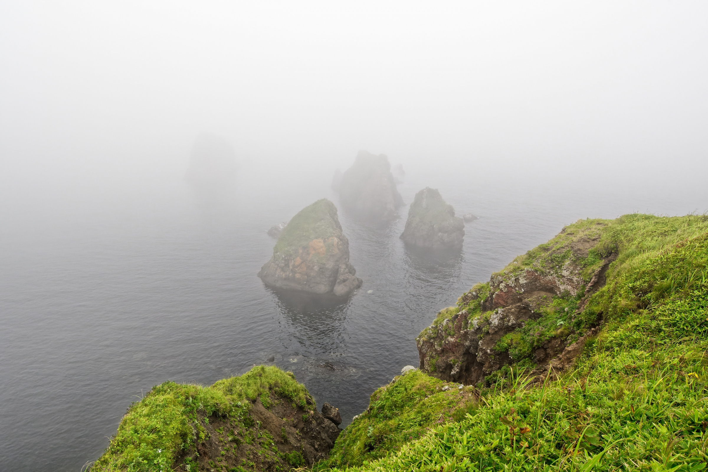 Скалы острова Шикотан в бухте Маячной. Фото: Павел Ившин, победитель конкурса 