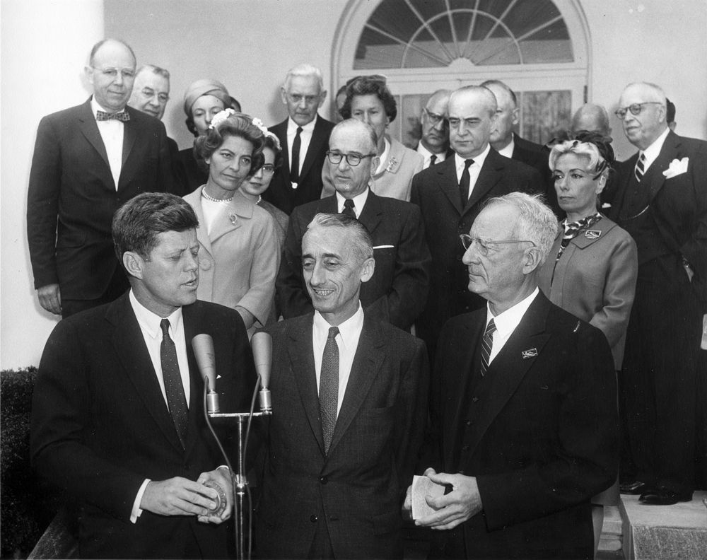 Джон Кеннеди вручает Золотую медаль Национального географического общества США Жаку-Иву Кусто. 1961 год. Фото: Abbie Rowe. White House Photographs. С сайта wikipedia.org