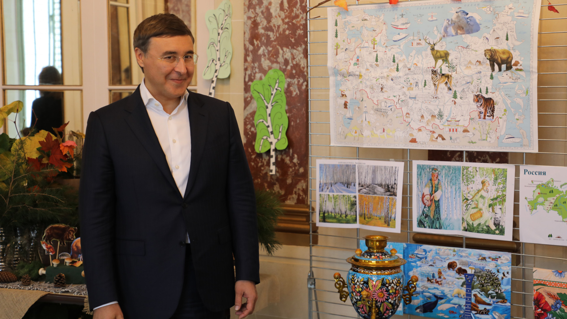 Валерий Фальков на выставке детских работ, посвященных России. Фото: Центр РГО во Франции