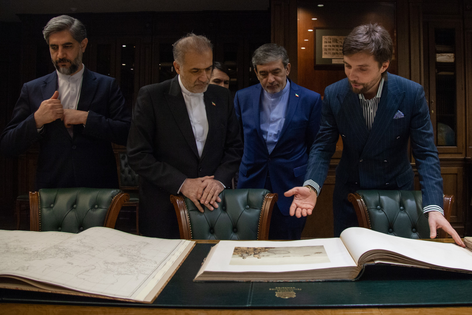 Илья Гуров знакомит почетных гостей с материалами из фондов Русского географического общества. Фото: Анна Юргенсон / пресс-служба РГО