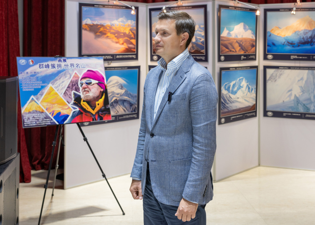 Ivan Chaika introduces the exhibition of Sergei Dudko. Photo: Krasnodar Regional Branch of the RGS/ Russian Cultural Center in Beijing