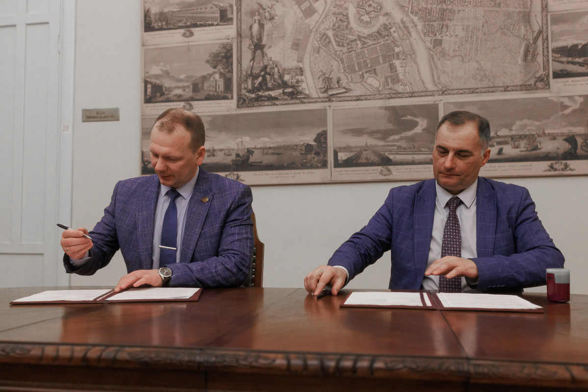 Роман Рябинцев, директор Штаб-квартиры РГО и Сергей Лисовский, председатель СПб и ЛО организации «Союз донбассовцев» подписывают документ о сотрудничестве. Фото: Ольга Семенова
