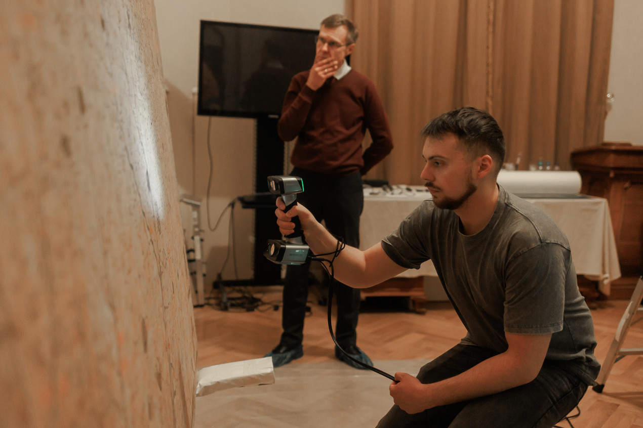 Процесс лазерного 3D-сканирования Чертежа специалистами СПбГЭТУ «ЛЭТИ» им. В.И. Ульянова (Ленина). Фото: Ольга Семенова, пресс-служба РГО