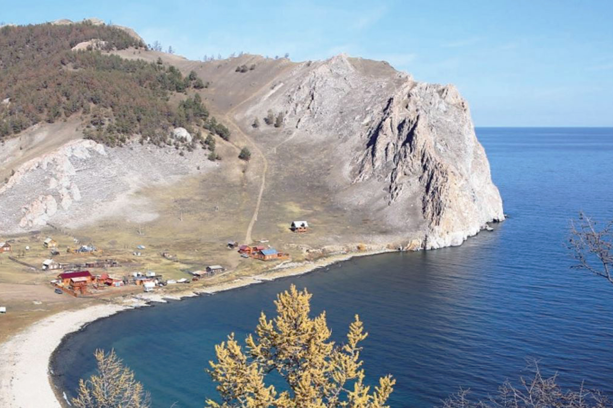 Берег озера Байкал. Фото: Атлас «Байкальский регион: общество и природа»