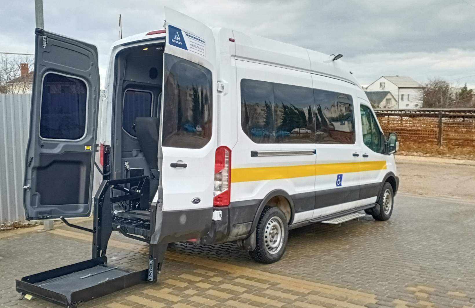 Автобус, оборудованный для перевозки инвалидов-колясочников. Фото предоставлено Севастопольским отделением РГО