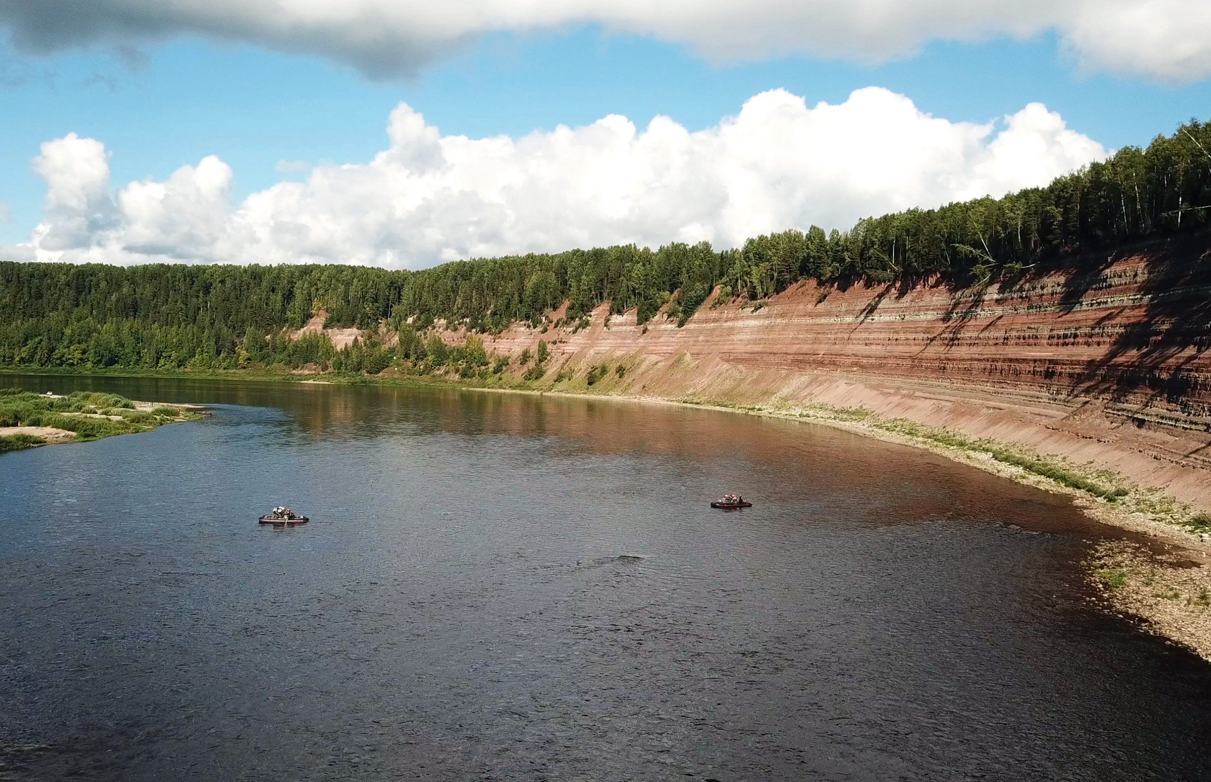 Лодки с квадрацикламии в районе Опокского порога, река Сухона. Фото: Филиппо Валоти-Алебарди