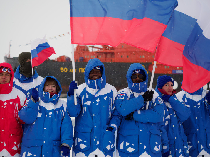 Participants of the “Rosatom” expedition “Icebreaker of Knowledge” on Day of the National Flag of Russia. Photo: Anastasia Belyaeva
